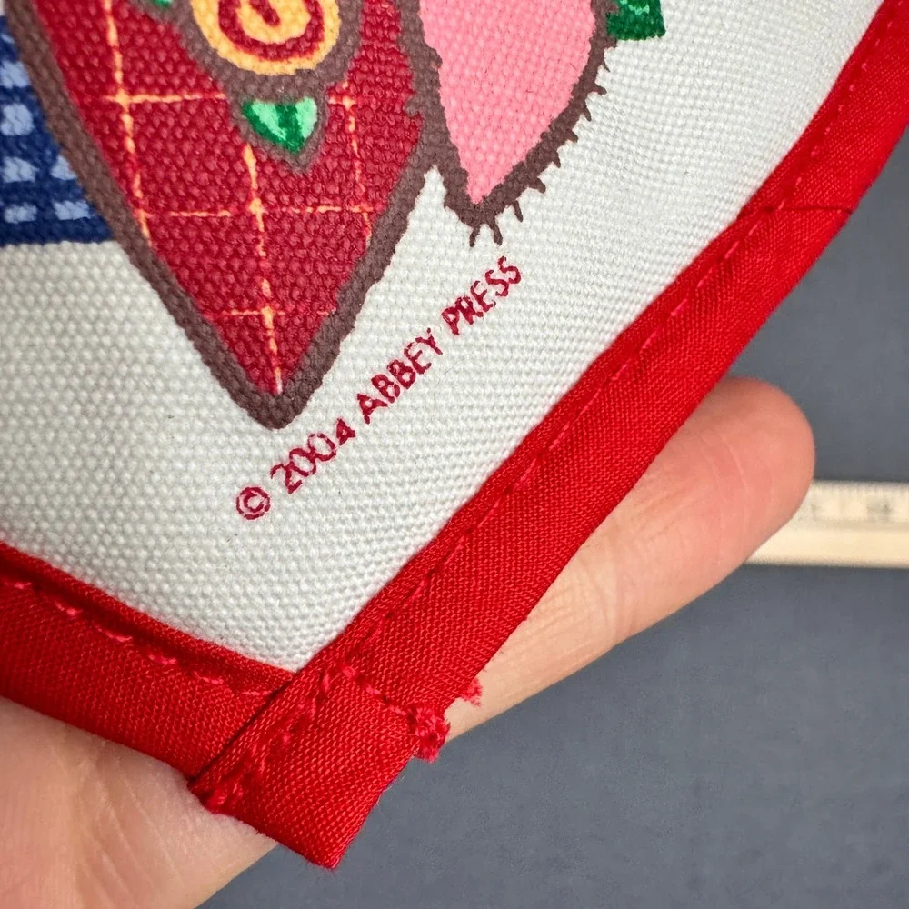 Vtg 2004 Abbey Press Heart Shaped Quilted Oven Mitt Measure of Happiness Quote